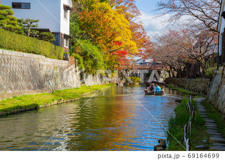 ブリリアザタワー東京八重洲アベニュー 京葉線 「八丁堀」駅 徒歩1分 まだ残っていた紅葉と。石と水景と紅葉が美しいエントランス。