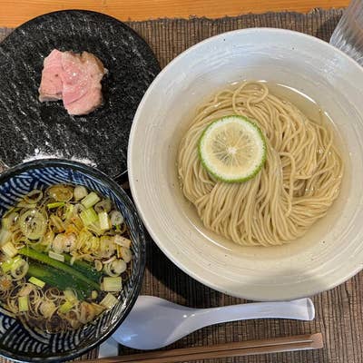 三鷹のラーメン激戦区】【住宅街の超行列店、食べログ１００名店は半端ない！】「麺屋さくら井」で特製らぁ麺の醤油味を実食！ - ROCKY