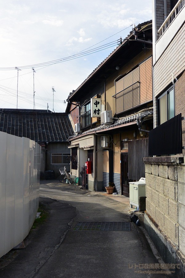 和歌山（天王新地）無人駅の近くにある旧赤線地帯。 – 古今東西舎