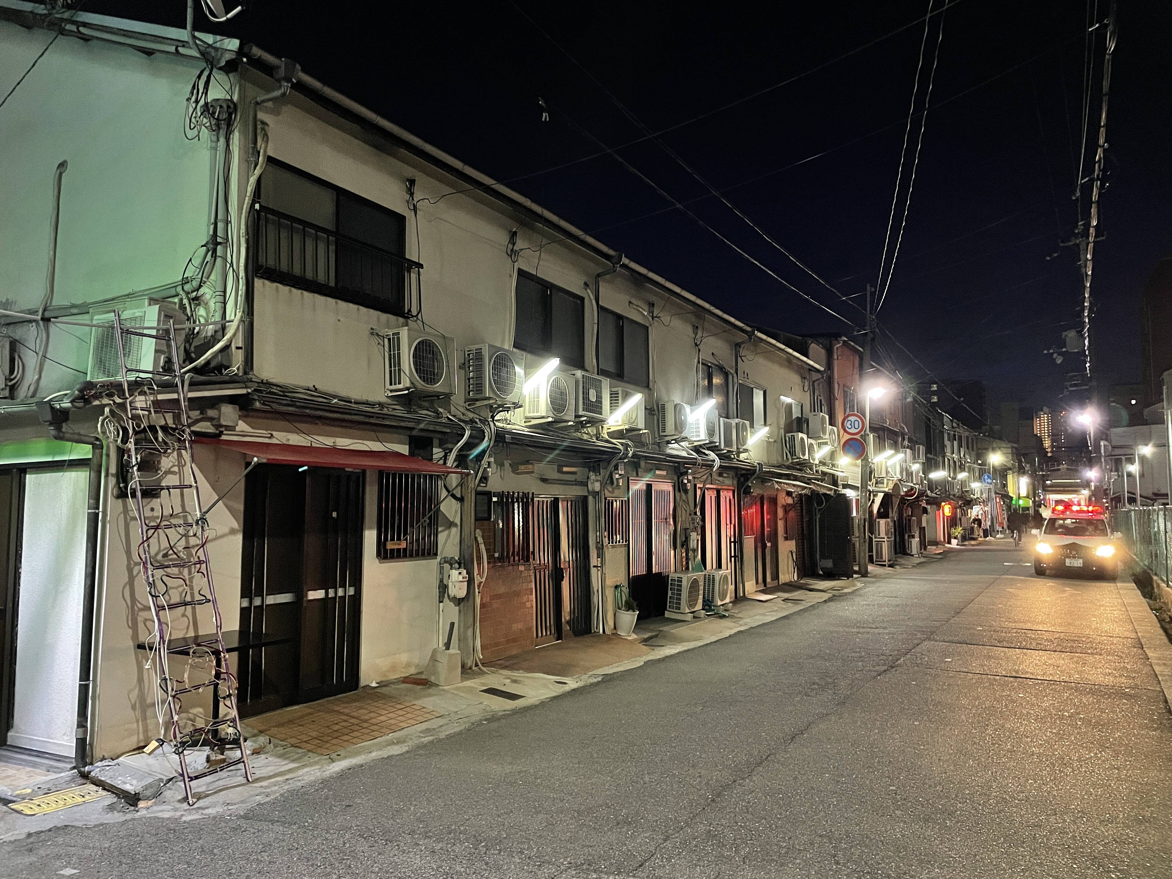 人がいない大阪市西成区の飛田新地（日本最大級の遊郭の建物が現存する風俗街）の写真素材 [64768249] -