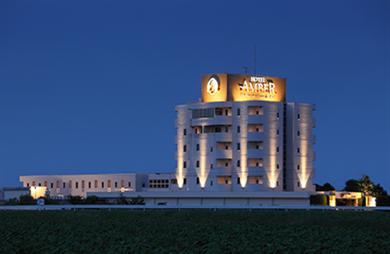 ラブホテルじゃないです😁国道359線の風景です😀 富山県富山市のお食事処ホーライサンから砺波市へ少し行くとハウスで花を栽培しています。😀  先日も走った時に明るくなっていましたよ。撮影は2024.01.スマホ撮影。