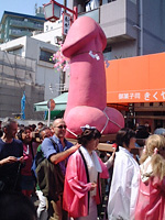 神奈川県川崎市 – 2023年4月2日：金山神社で行われる金丸祭りの風景。この祭りは「ペニス祭り」とも呼ばれています。」の動画素材（ロイヤリティフリー）1103701505 