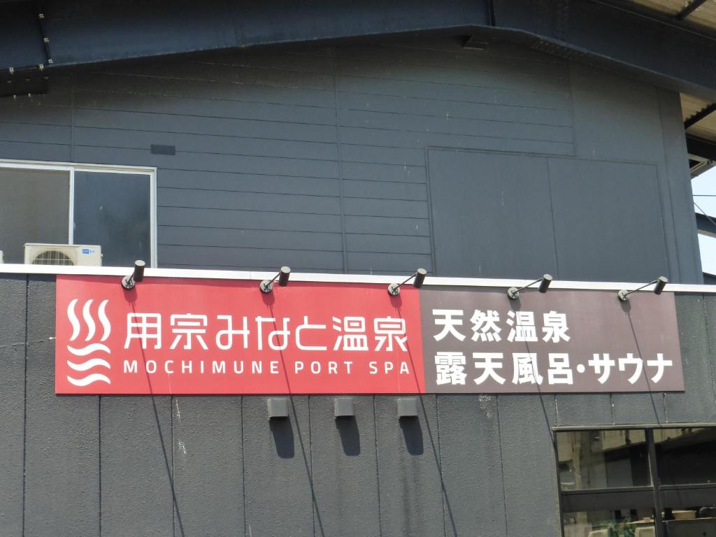 青い屋根に白壁の教会がまばゆい エーゲ海きっての撮影スポット |