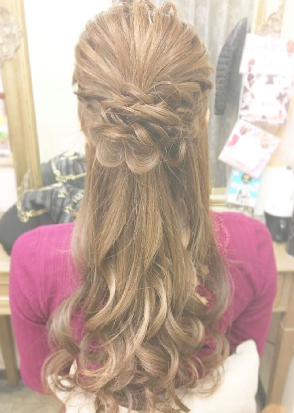 花嫁の髪型】ティアラが再びトレンドに！お気に入りの髪型が見つかるヘアアレンジ30選 ｜ 結婚ラジオ ｜ 結婚スタイルマガジン