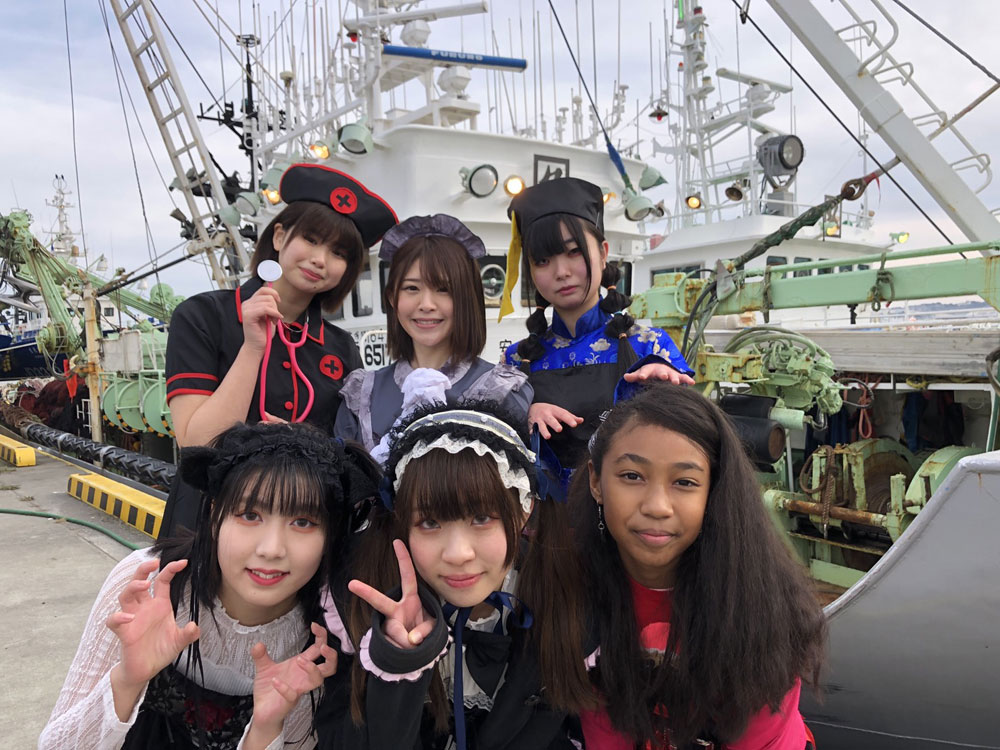 もんしゅしゅ」メンバーの「なるみれい」が、TopYell iDOL BABA祭にソロで出演。黒のミニで大人セクシーも発揮