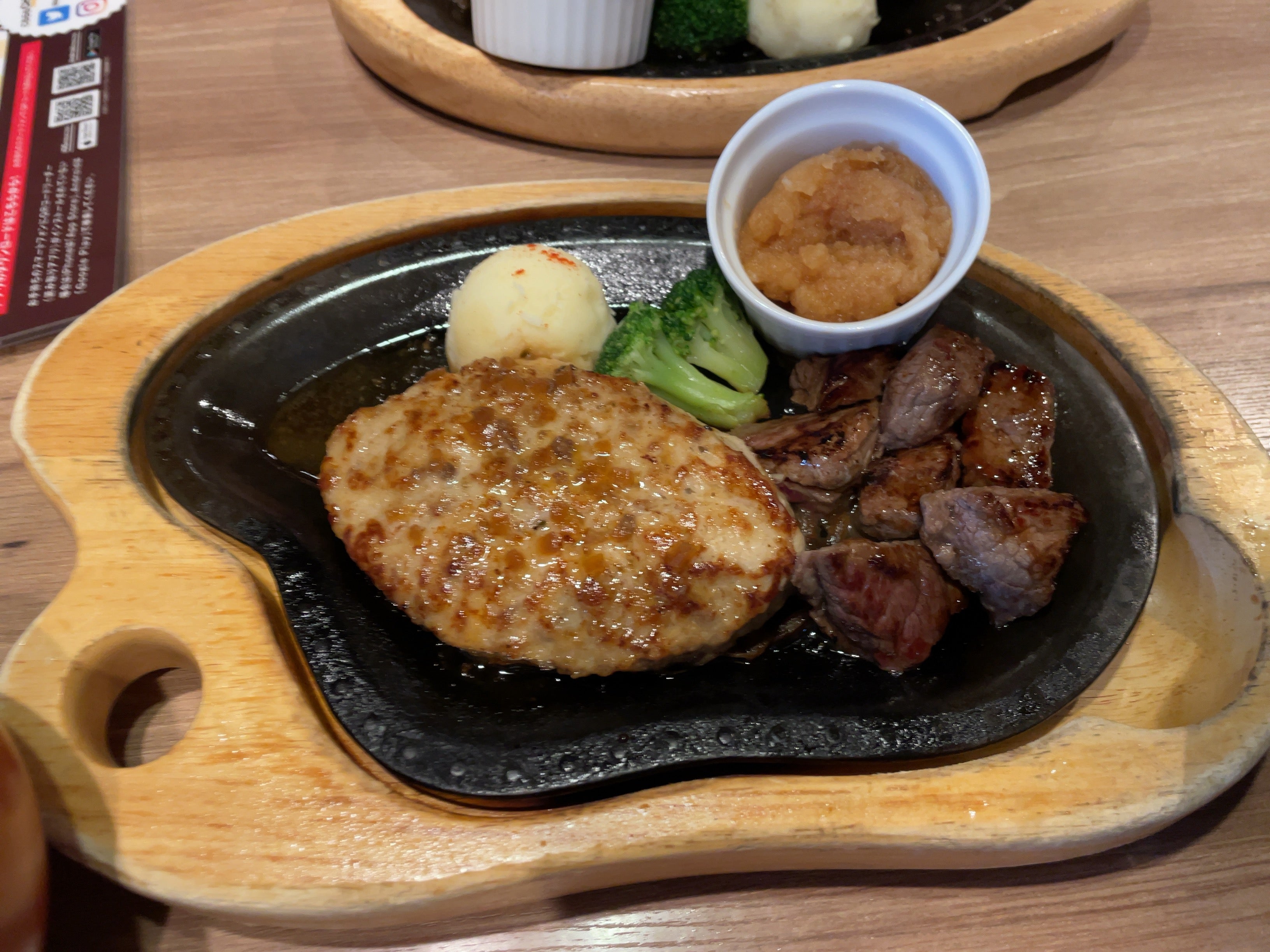 第一相模湯【天然黒湯・高濃度炭酸泉】 | 鯉のぼり、飾って（つるして？）みました！いただきものも含めて三世帯の鯉のぼりたち。高い天井、ちょっと見上げてみてください♪  #第一相模湯