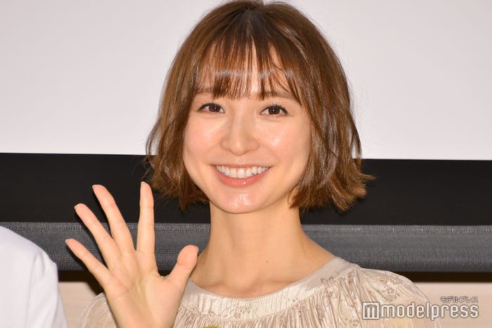 画像2/2) 篠田麻里子、宮脇咲良の成長に感慨「大人になりました」 “博多美人”2ショットに反響