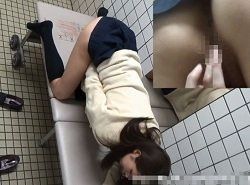 オナニー・自撮り】お店のトイレでいやらしい音を立てながらオナニーする人妻（本編は公式サイトにて公開中） - xxx