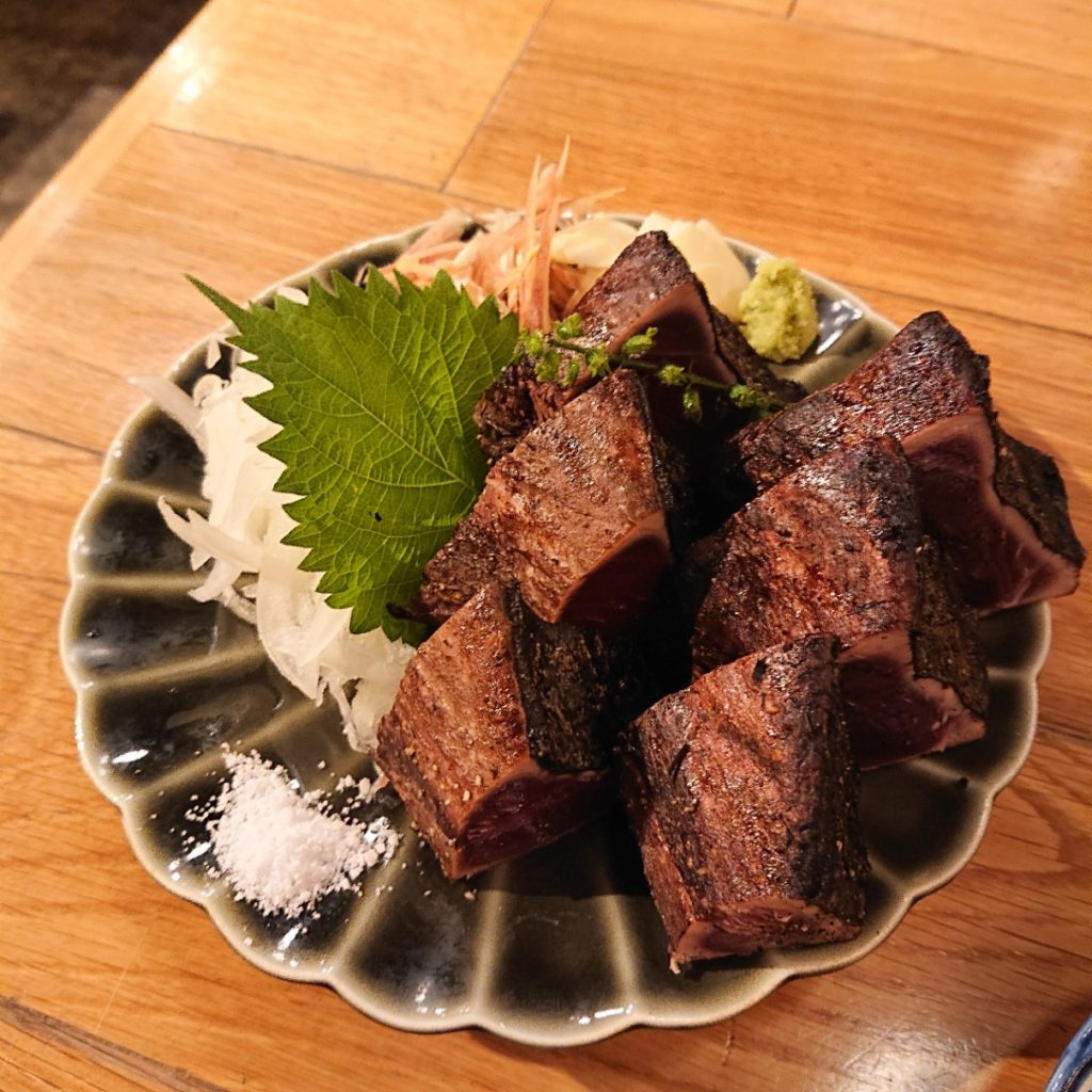 絶品！宇都宮なのに、カツオの藁焼き！炉ばた 鹿芭莉でハイボール！ |