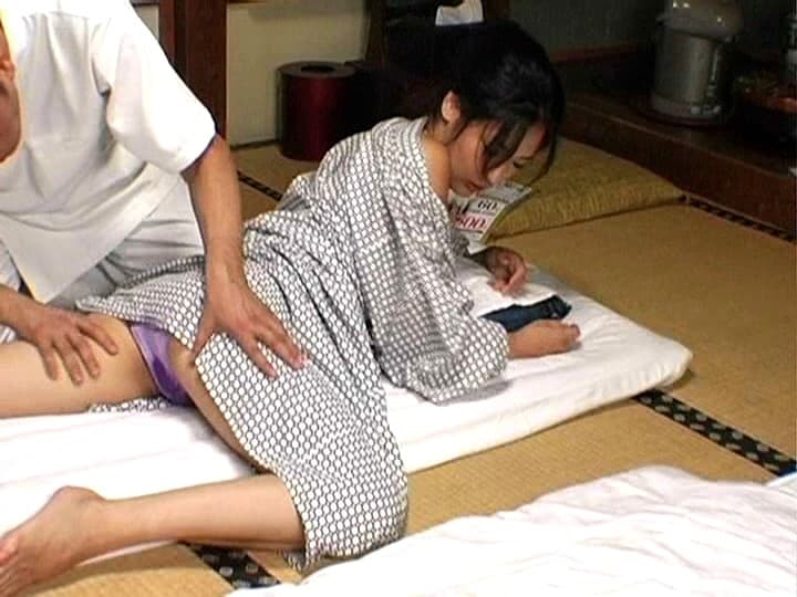 先っぽだけなら…土下座でお願いされて断りきれない美人マッサージ師 – 無料AV動画