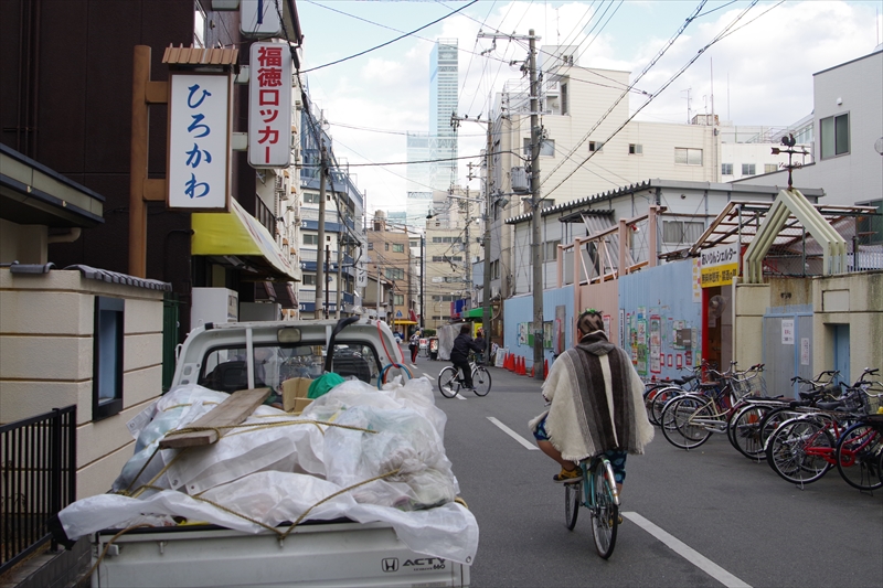 オラッ！ オラッ！ 殺されたいんか？」白昼、公園から罵声が聞こえてきた街の“1泊1200円”宿に泊まってみると…… |