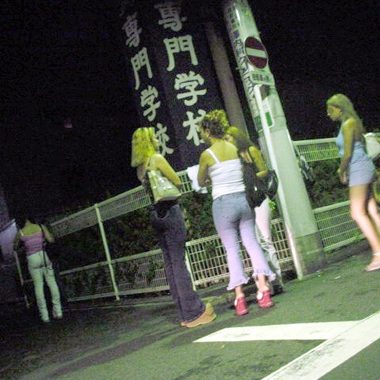 逮捕の瞬間】大阪・立ちんぼ少女VS府警「ホテルに入る瞬間5、6人の警官が取り囲む」「買春した男性はパチンコ店に逃走」｜NEWSポストセブン