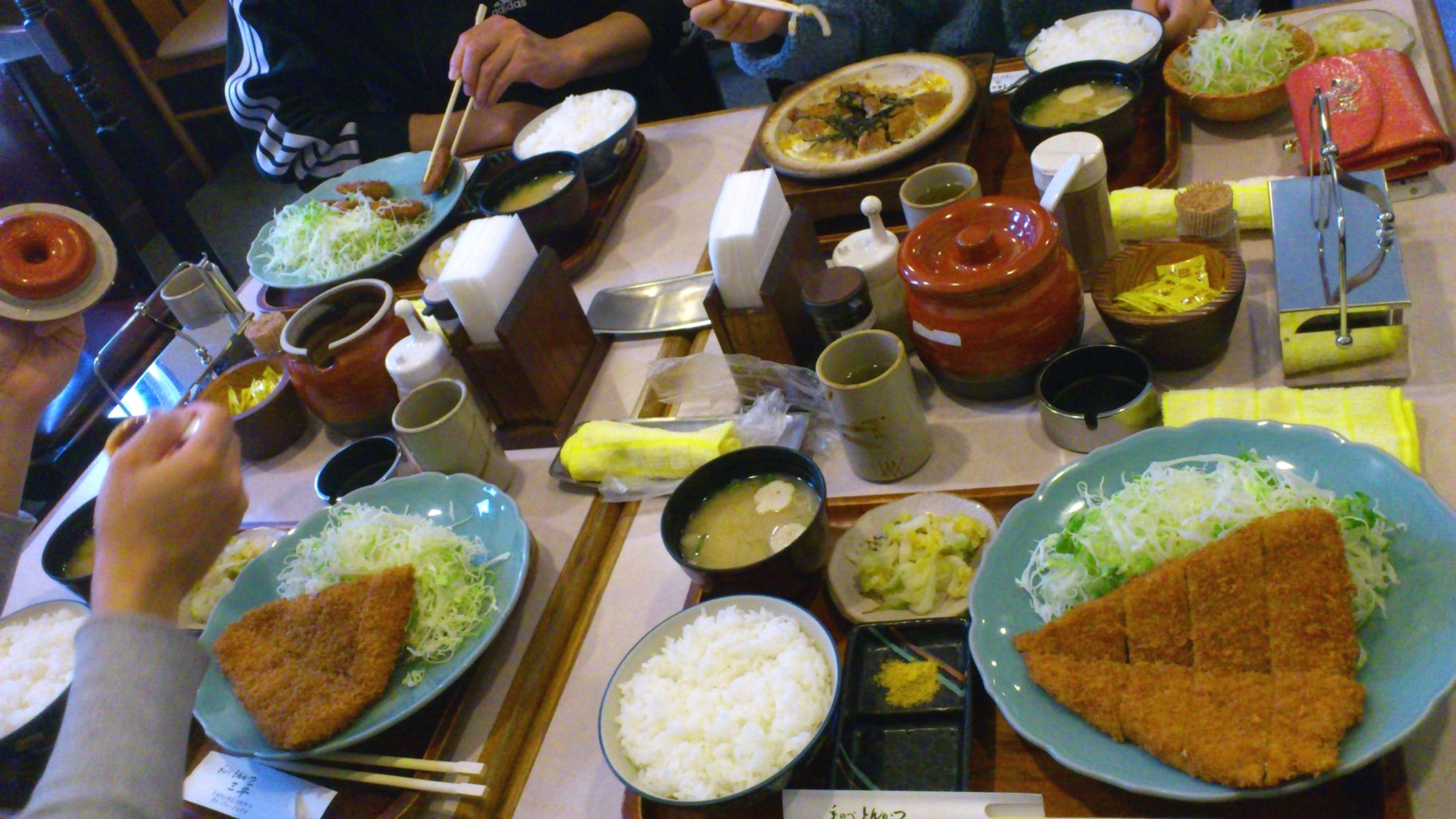 上桂『手のべとんかつ三平』です♪ヽ(´▽｀)/ﾄﾝｶﾂｰ 住宅街にある地元に愛されてるトンカツ屋さんです 名物『手のべとんかつ(ヒレ肉)』を注文！ 