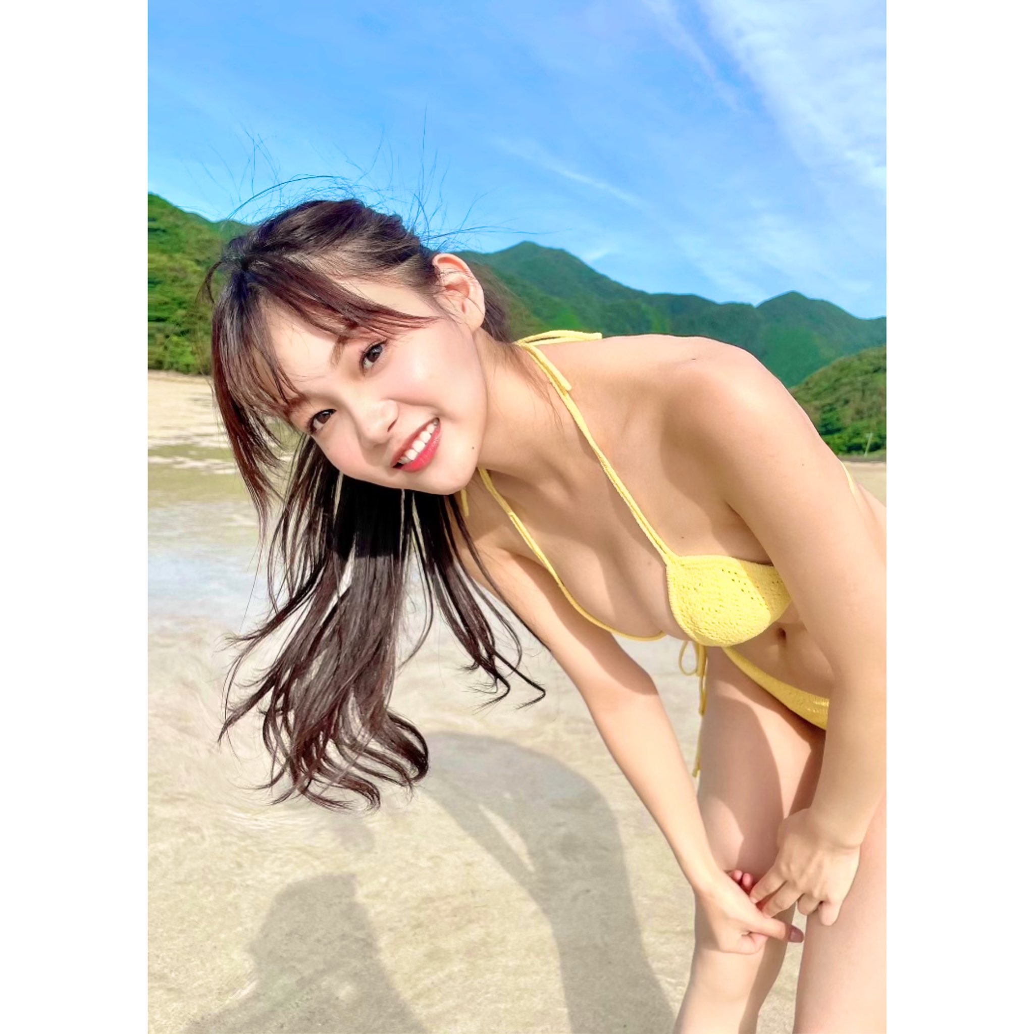 川口春奈の私服 吉沢亮 写真集「Profile」のオフショットです。大きい白い花が描かれた黒のロングコートです。