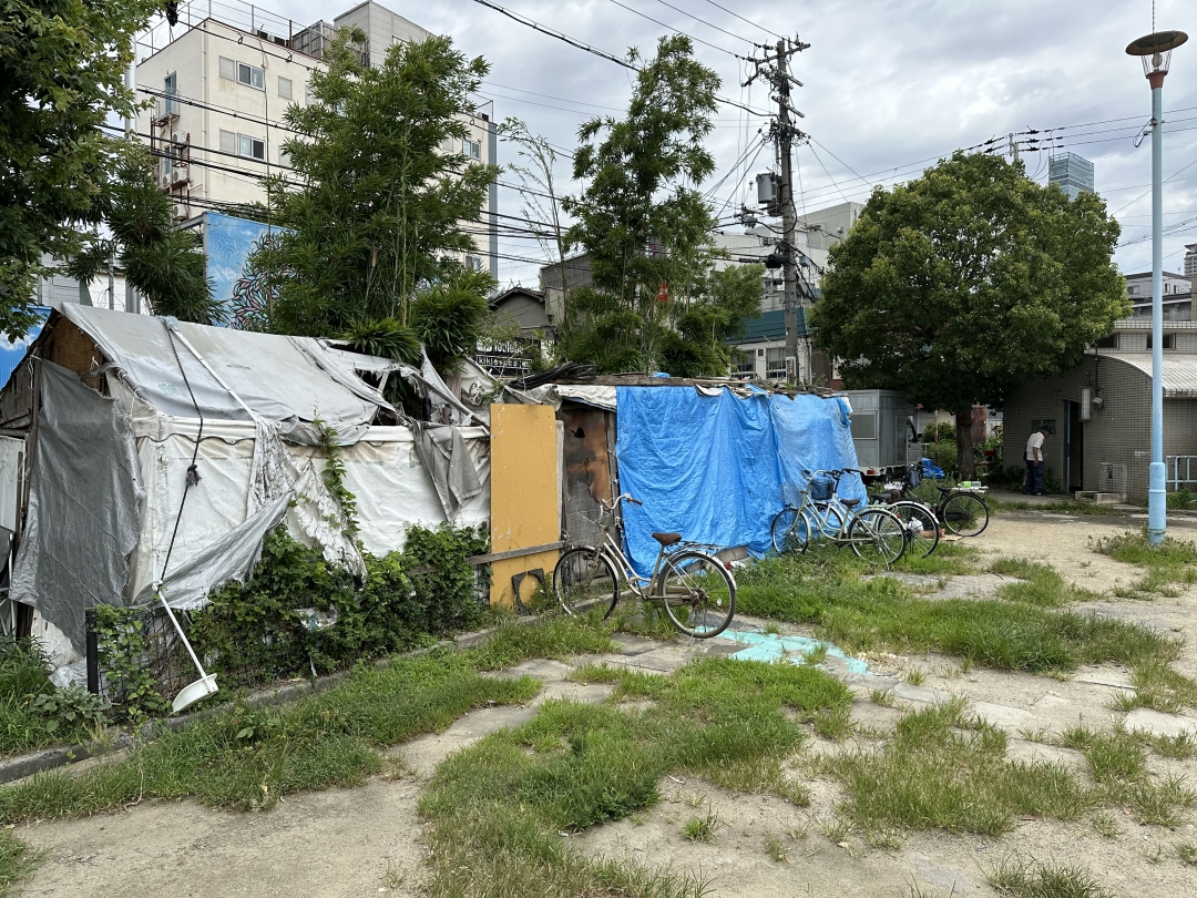 表参道にエルメス路面店オープン 京森康平や本田聖流の装飾、畳のような床面、石垣を囲む“竹林”など日本らしさが随所に  夜間は幻想的なライトアップも｜表参道＆原宿のメディア -