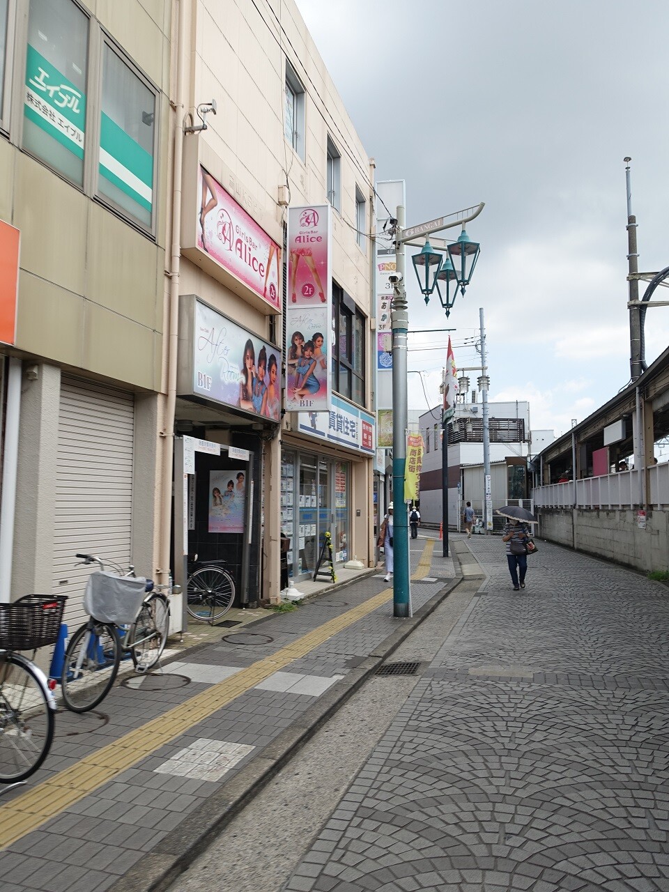 お店紹介〜！！早いので止めながらみてね🥲 一発目出てくれたのは、れいあちゃんあかりちゃんです〜🃏#ガールズバー #ガールズバーアリス #