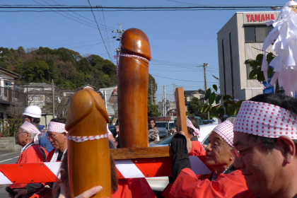 関東三大奇祭「かなまら祭り」へ行く。 : 女性ゲームプロデューサーの“旨い”を探す大冒険「メシクエLV34」