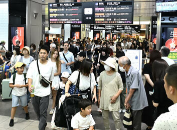 中国地方で帰省ラッシュ始まる JR広島駅も混雑 「のぞみ」下りはほぼ満席