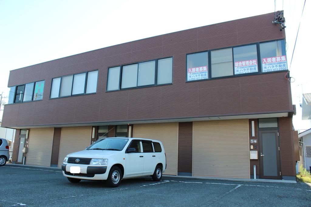 浜松の火の車大喜さん(浜松市中央区和田町 174-1)のネギ味噌ラーメン。ちぢれ麺と濃厚な味噌マー油スープ、シャキシャキねぎが相性バッチリです。〆のライスを入れたくなる濃厚背徳スープです😊